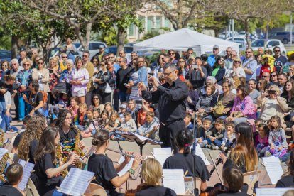 La presentació de la cantata 'Un viatge de somni' ha omplert de gent la plaça de la Pau de Salou.