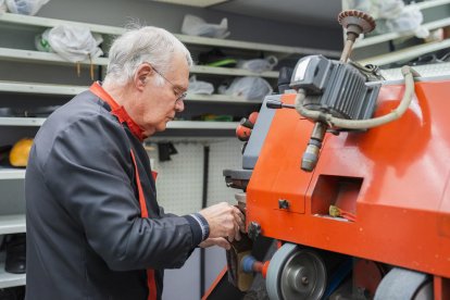 Xavier Rioné, propietari de Kis Rioné, realitzant treballs en el local el dia abans del seu tancament.