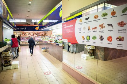 Panell informatiu del vocabulari tarragoní sobre aliments instal·lat al Mercat Central.