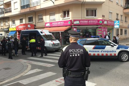 Operativo policial conjunto en Reus que inspeccionó siete locales de telefonía móvil.