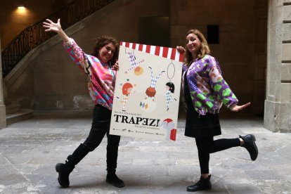 Les noves directores de la fira Trapezi de Reus, Alba Sarraute (dreta) i Cristina Cazorla, amb el cartell de la 27a edició.