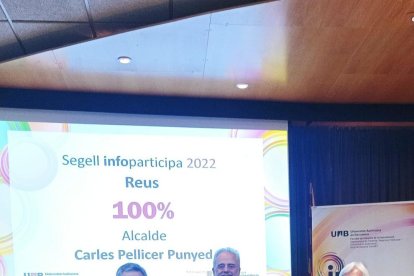 Imatge de Montserrat Flores recollint el segell Infoparticipa.