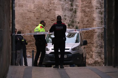 Agents dels Mossos d'Esquadra investigant la mort d'una persona carrer de l'Església de Valls.