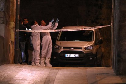 Agentes de los Mossos d'Esquadra realizando labores de investigación en la calle de la Església de Valls, donde se ha encontrado un hombre muerto.