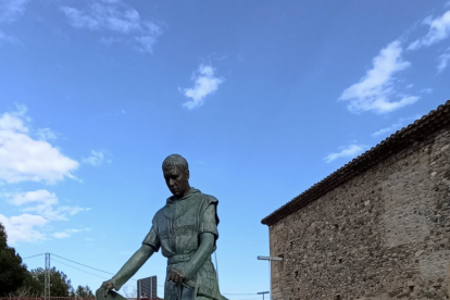 L'obra mostra un Sant Jordi vestit de cavaller en actitud reposada.