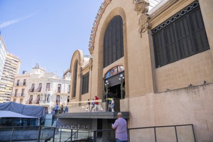 Els Mossos van acudor al Mercat Central de Tarragona per endur-se documentació de l'Empresa de Mercats, anteriorment Espimsa.