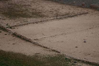 El pantano Siurana se encuentra completamente seco en varios puntos del embalse que no alcanza el 8% de su capacidad.