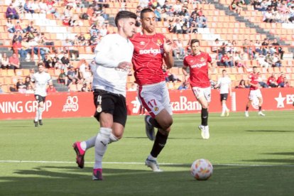 Pablo Fernández disputant la pilota a Montoro durant el partit de diumenge contra el Real Unión.