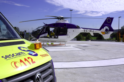 Imagen de una ambulancia y un helicóptero del servicio de emergencias de Castilla la Mancha.