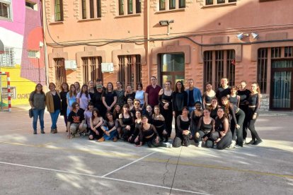 Estudiants i professors que han fet el treball que s'exposa a l'Espai Kesse.