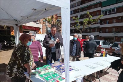 Imagen de una parada en la rambla de Sant Pere i Sant Pau durante el Sant Jordi 2022.