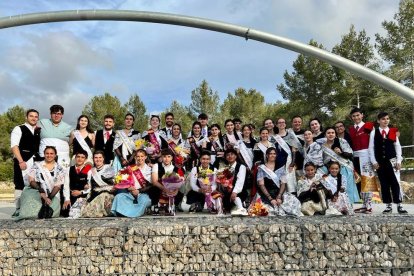 Imatge de les pubilles, hereus, fadrins i dames participants a la jornada dels Pallaresos.