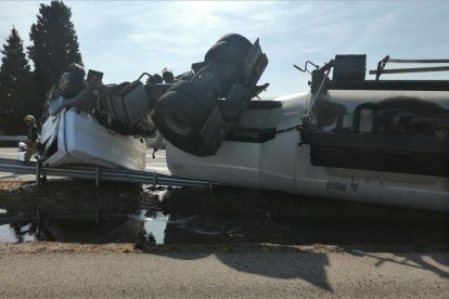 Imatge del camió accidentat a l'AP-7 a l'Aldea.