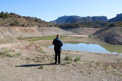 Santi Borràs, gerente de Canoa Kayac Siurana observando el pantano de Siurana, prácticamente, vacío de agua.