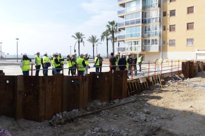 Representants de l'Ajuntament, de l'ACA i d'Infraestructures.cat, ahir, durant la visita d'obres.