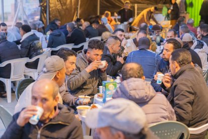 El sopar, que es reparteix a la mesquita, és l'àpat amb el qual s'acaba el dejuni aquell dia.