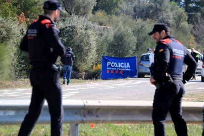 Dos agents dels Mossos custodien la zona on ha aparegut una noia morta a Móra la Nova.