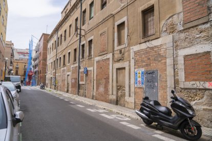 L'edifici del carrer de Santiyán, 8 va ser un convent, una escola i una caserna de la policia.