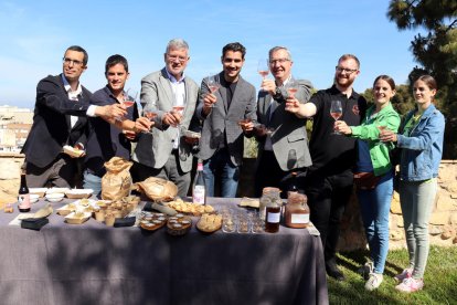 L'alcalde Pau Ricomà, i el president de l'associació Tarraco a Taula, Moha Quach, brindant amb alguns dels participants del festival.