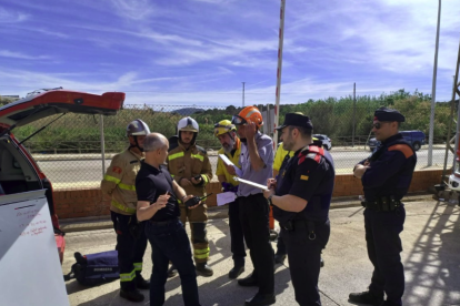 L'exercici ha simulat el trencament parcial de la línia de descàrrega d'un dipòsit d'àcid fòrmic, que ha provocat la posterior fuita de producte i la formació d'un núvol tòxic.