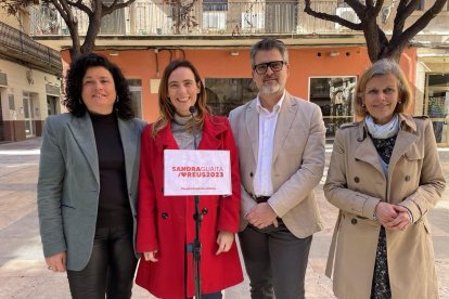 Anabel Martínez, Manel Muñoz i Pilar López juntament amb Sandra Guaita, alcaldable del PSC a Reus, durant la seva presentació.