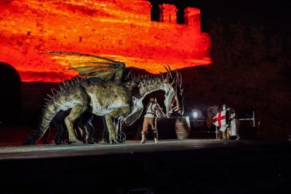 Uno de los momentos de la representación del espectáculo 'La Llegenda de Sant Jordi'.