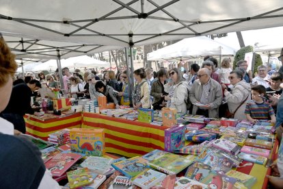 Imagen de una parada de libros en el Castell de Vila-seca.