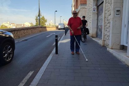 Juan Manuel Espinosa caminant pel carrer Pont d'Icart, que és de plataforma única.