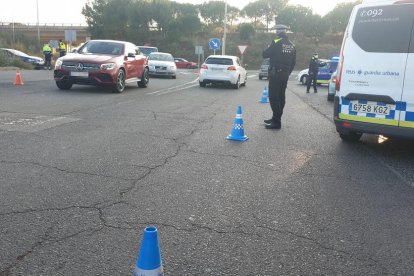 Diverses patrulles de la Guàrdia Urbana de Reus duent a terme un control.