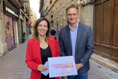 Sandra Guaita amb Josep Baigues després de presentar les propostes per potenciar el comerç local.