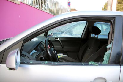 Uno de los coches dañados por los disparos del tiroteo en Salou.