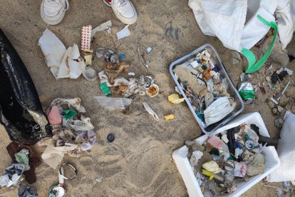 Imatge de la recollida de residus a la platja de la Riera de Cambrils.