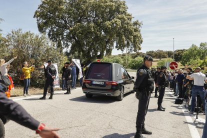 Los restos del fundador de la Falange, José Antonio Primo de Rivera, han salido a las 12:52 horas de este lunes de la basílica del Valle de los Caídos