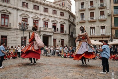 Un instante de los gegants bailando en la plaza del Mercadal por Corpus.