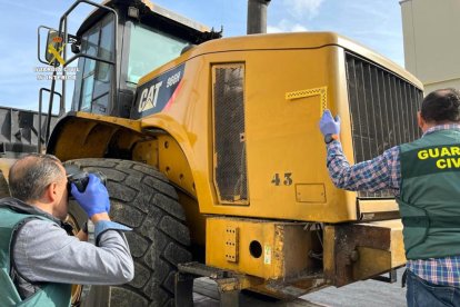 Dos agents de la Guàrdia Civil prenent imatges de l'excavadora