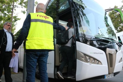 Un treballador de Renfe indica els passatgers de l'R2Sud per agafar l'autobús a Castelldefels en direcció Barcelona.