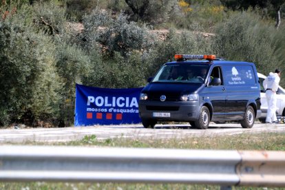 El vehicle funerari marxa del lloc