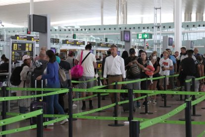 Un grup de passatgers fent cua per passar el control de la T-1.