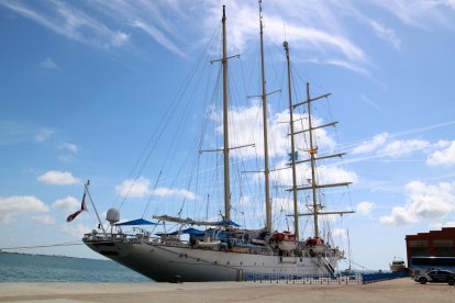 Veler Star Clipper amb cent creueristes que ha atracat al port de la Ràpita.