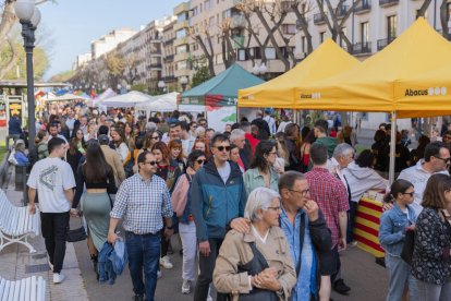 La Rambla Nova es va emplenar de gom a gom per a celebrar la diada de Sant Jordi.