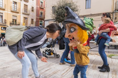 Ayer se celebró un pasacalle de gigantes y cabezudos.