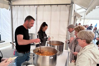 Algunos de los cocineros participantes sirviendo sus platos a los asistentes.