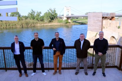 De izquierda a derecha: Adam Tomàs (ERC), Germán Ciscar (Som Amposta), Manel Ferré (Junts per Amposta), Jordi Pérez (PSC) y Pau Pujol (Ara Amposta).