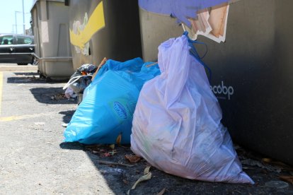 Bosses de la brossa llençades fora dels contenidors de Calafell.