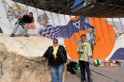 Las dos artistas con la consejera Cinta Pastó frente al mural feminista del pasivo de las Palmeras.