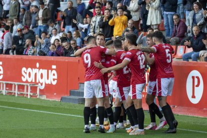 Els jugadors del Nàstic celebrant el gol de Guillermo contra l'Osasuna Promesas al Nou Estadi.