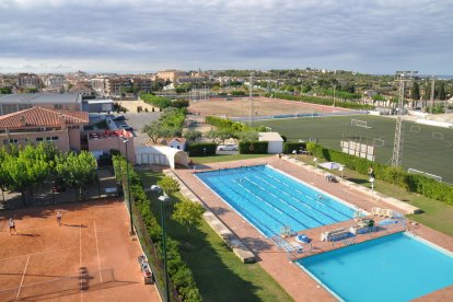 Imatge de la piscina vella i del tennis de la ZEM de Torredembarra.