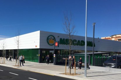 Exterior del nuevo Mercadona ubicado en la avenida Nova Augusta de Cambrils.