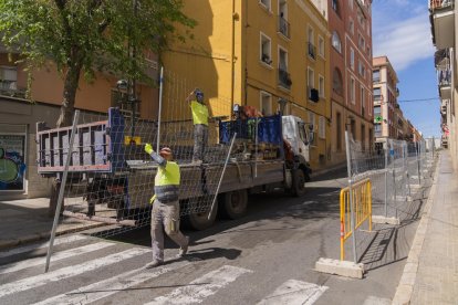 Els obrers ja han començat a posar tanques metàl·liques a les dues voreres del carrer.