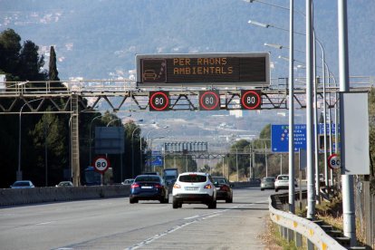 Un panell lluminós indica que es modula la velocitat 'per raons ambientals',  a la B-23 a l'altura de Sant Joan Despí.